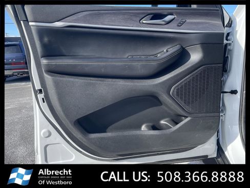 Used 2024 Jeep Grand Cherokee Limited image 10