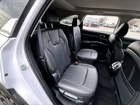 Used 2024 Kia Sorento EX w/ Panoramic Sunroof Package image 19