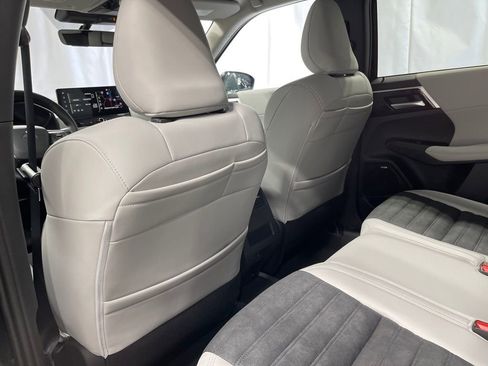 New 2025 Mitsubishi Outlander SE image 24