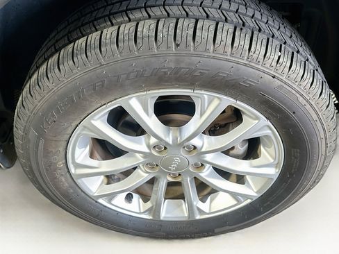 Used 2019 Jeep Cherokee Latitude w/ Popular Appearance Group FWD image 11