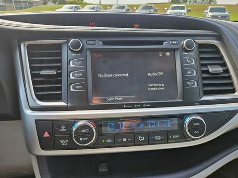 Used 2019 Toyota Highlander Plus FWD image 18