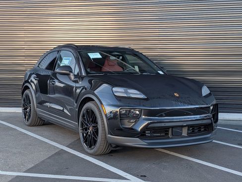 New 2026 Porsche Macan 4 Electric image 7