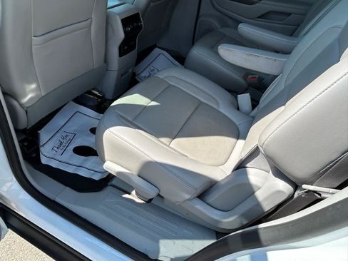 Used 2020 GMC Acadia SLT FWD image 9