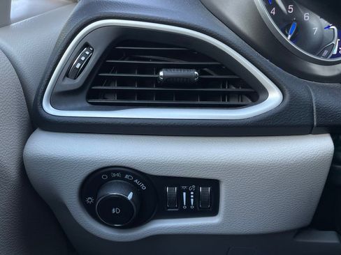 Used 2023 Chrysler Pacifica Touring-L image 14