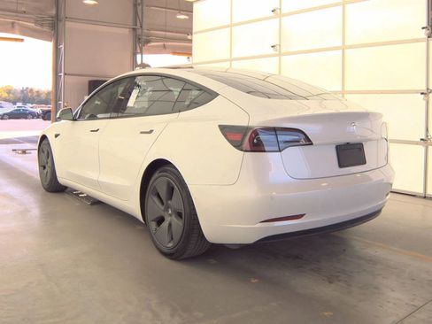 Used 2021 Tesla Model 3 Standard Range Plus image 4