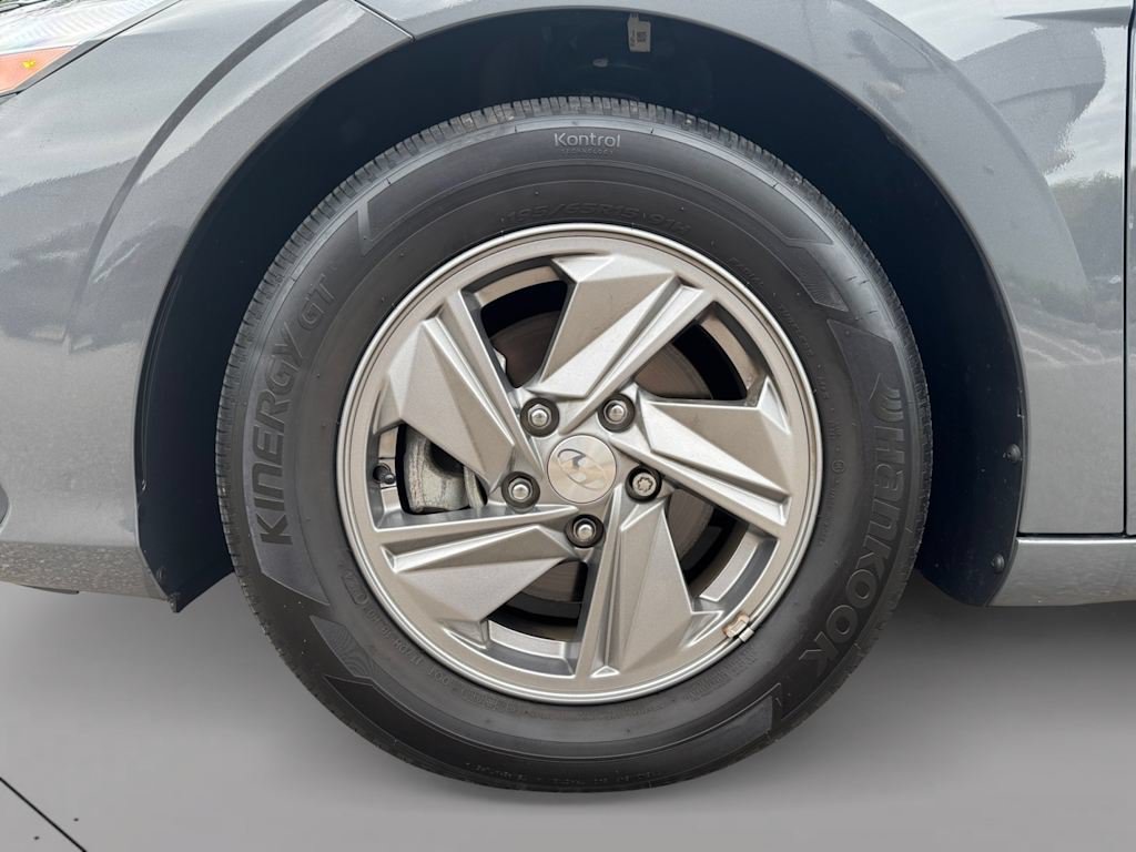Used 2025 Hyundai Elantra SE FWD image 12