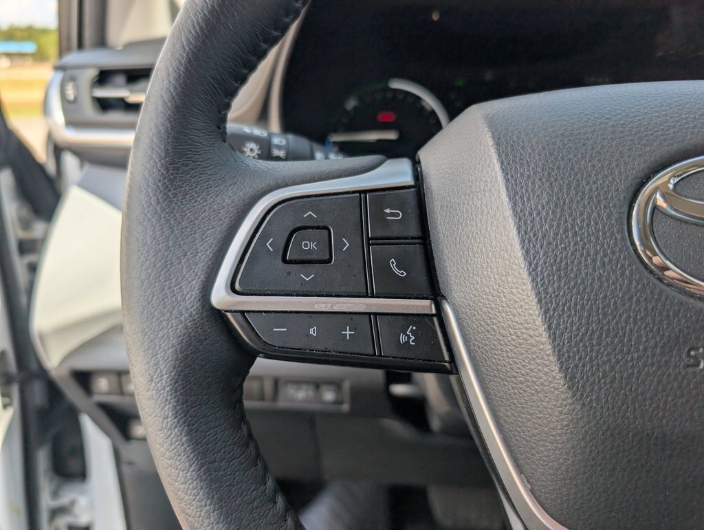 Used 2025 Toyota Sienna XLE w/ XLE Plus Package FWD image 24