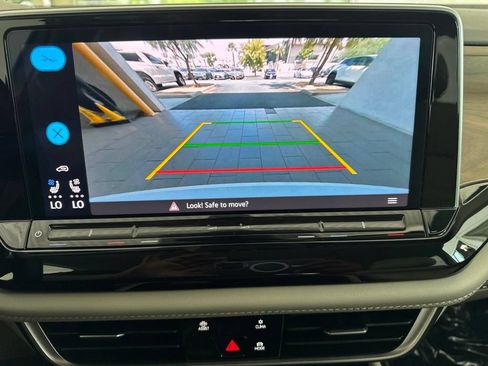 Certified 2024 Volkswagen Atlas SE FWD image 19