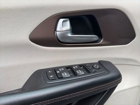 Used 2017 Chrysler Pacifica Touring-L Plus w/ Advanced Safetytec Group FWD image 26