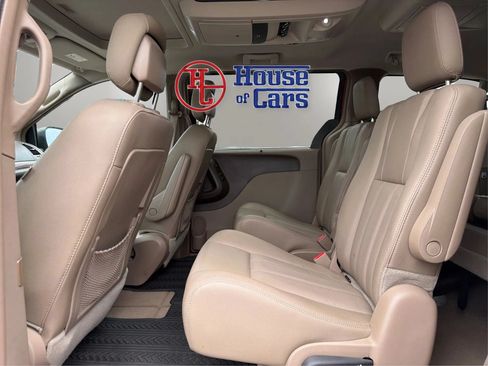 Used 2016 Chrysler Town & Country Touring-L FWD image 10