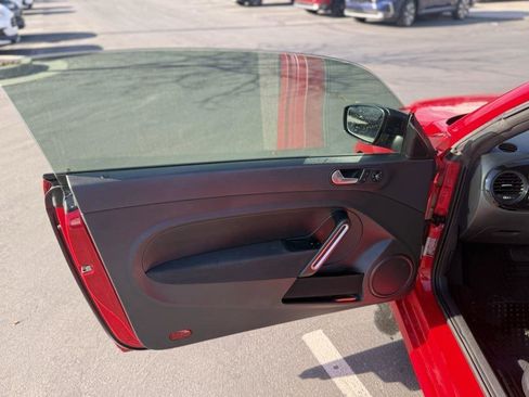 Used 2018 Volkswagen Beetle S image 9