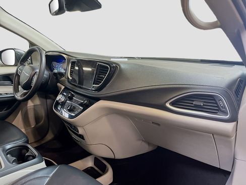 Used 2022 Chrysler Pacifica Touring-L FWD image 29