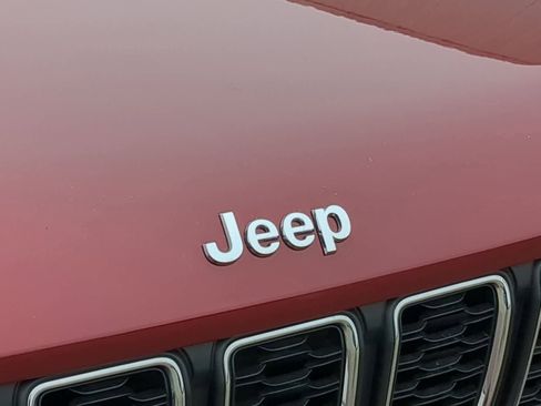 Used 2023 Jeep Grand Cherokee Laredo image 12