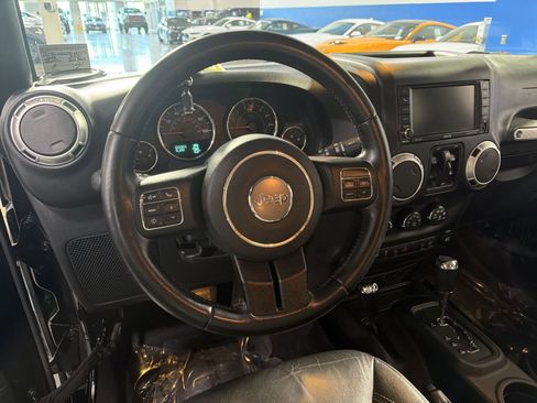 Used 2015 Jeep Wrangler Unlimited Sahara w/ Connectivity Group AWD/4WD image 27