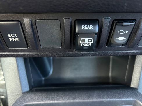 Used 2019 Toyota Tacoma SR5 AWD/4WD image 26