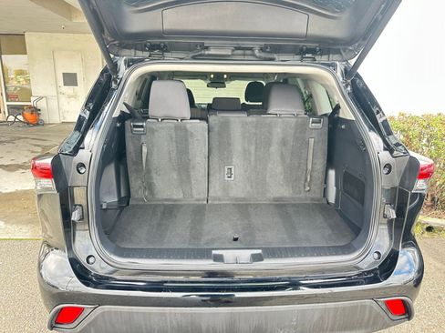 Used 2025 Toyota Highlander LE image 32