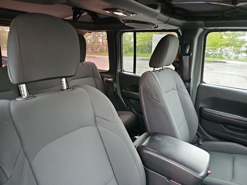 Used 2018 Jeep Wrangler Unlimited Sport AWD/4WD image 12