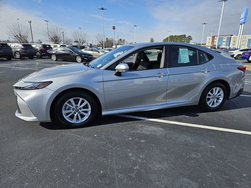 Used 2025 Toyota Camry LE image 3