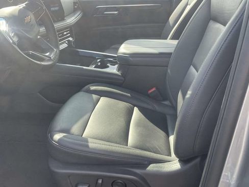 Used 2025 Chevrolet Suburban LT RWD image 14