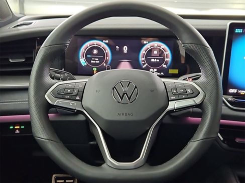 New 2025 Volkswagen Tiguan SE R-Line image 24