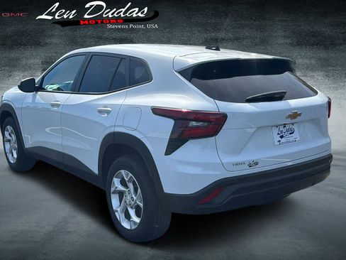 Certified 2024 Chevrolet Trax LS w/ LS Convenience Package FWD image 3