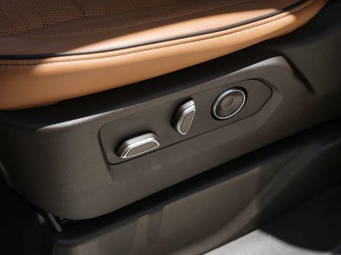 Used 2025 Cadillac Escalade Premium Luxury w/ LPO, Floor Liner Package AWD/4WD image 17