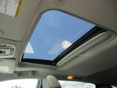 Used 2025 Toyota Sienna XLE FWD image 15