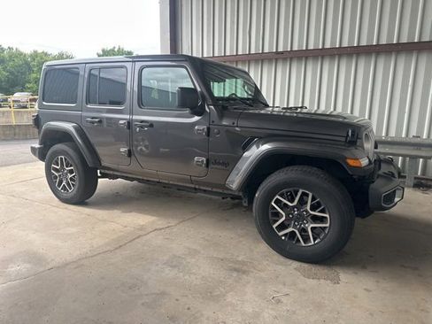 Used 2025 Jeep Wrangler Unlimited Sahara AWD/4WD image 7