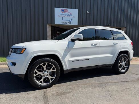 Used 2018 Jeep Grand Cherokee Limited AWD/4WD image 2