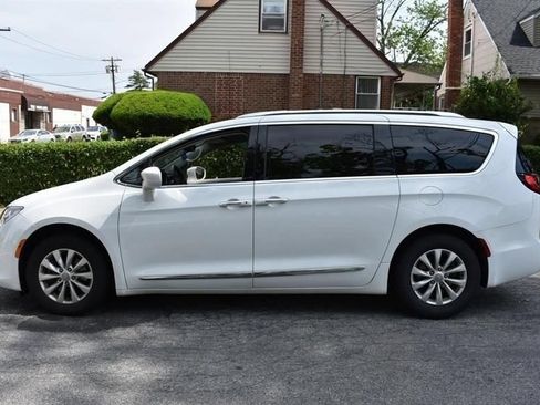 Used 2025 Chrysler Pacifica Select FWD image 5