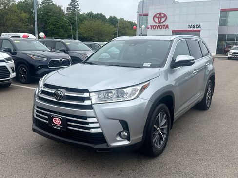 Used 2017 Toyota Highlander XLE AWD/4WD image 3