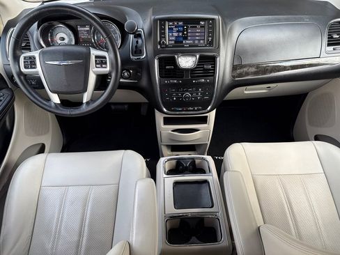 Used 2015 Chrysler Town & Country Touring-L w/ Driver Convenience Group image 11