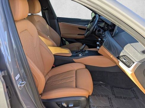 Used 2022 BMW 530e w/ Premium Package image 24