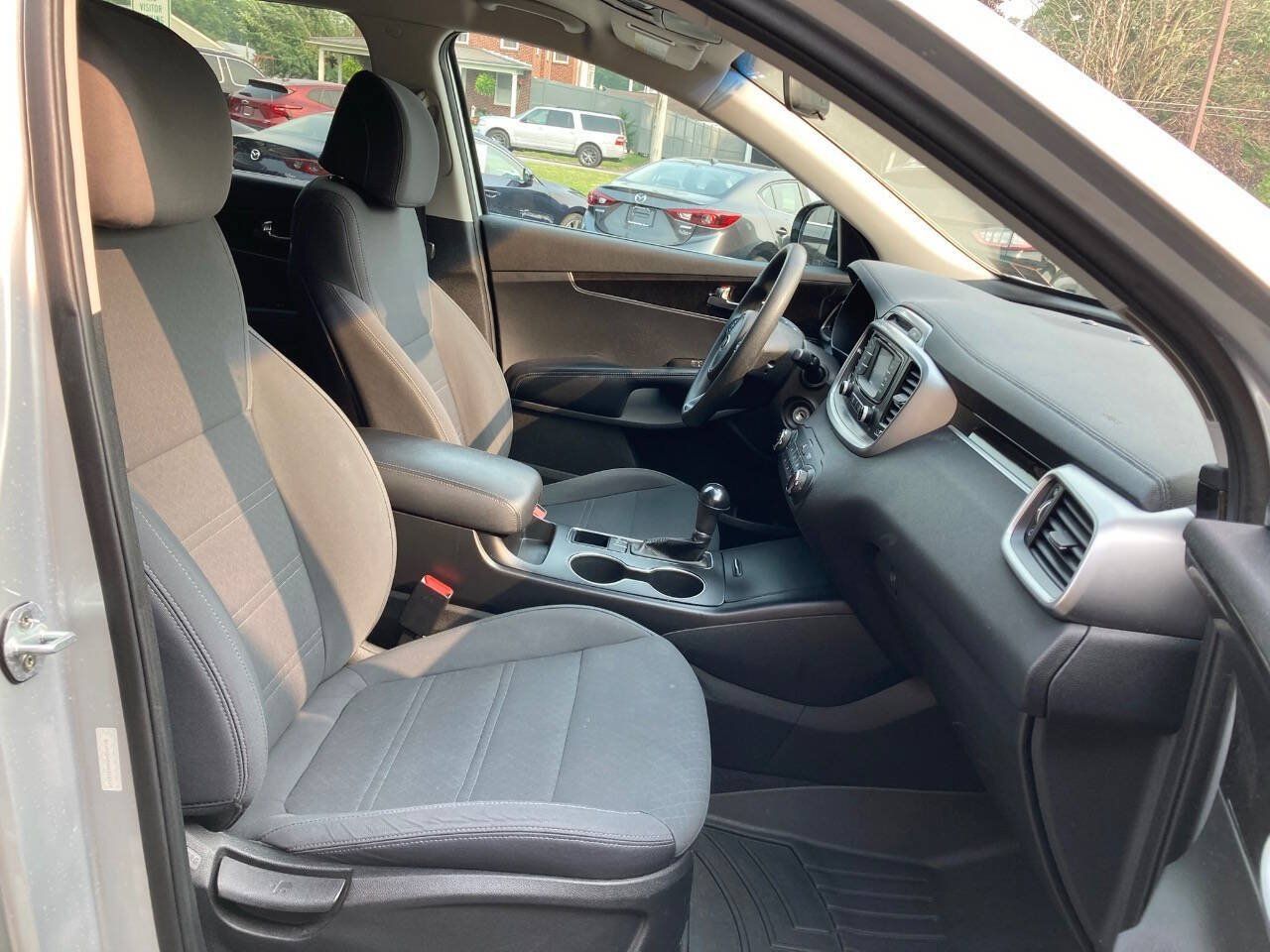 Used 2017 Kia Sorento AWD image 8