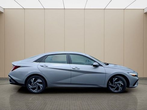 Used 2025 Hyundai Elantra Limited FWD image 7
