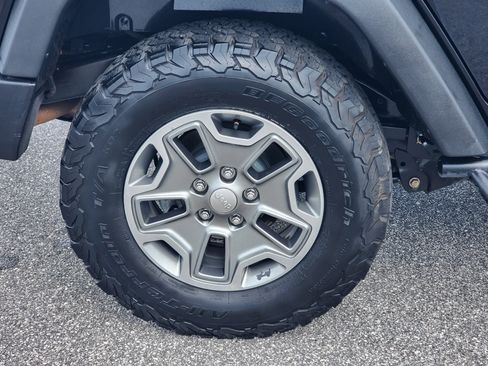 Used 2017 Jeep Wrangler Unlimited Rubicon w/ Cold Weather Group image 11