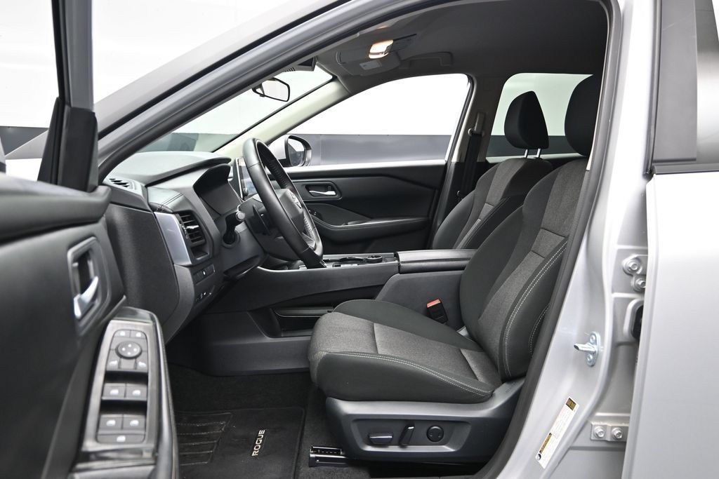 Used 2025 Nissan Rogue SV AWD/4WD image 18
