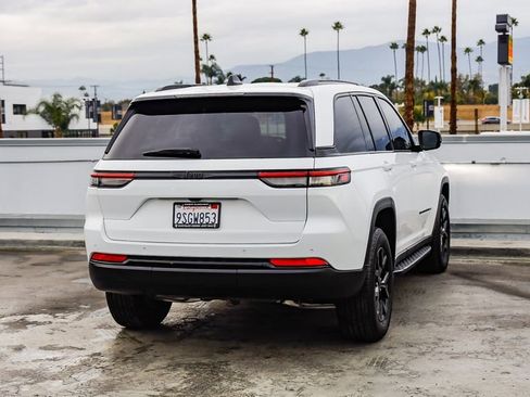 Certified 2025 Jeep Grand Cherokee Altitude image 9