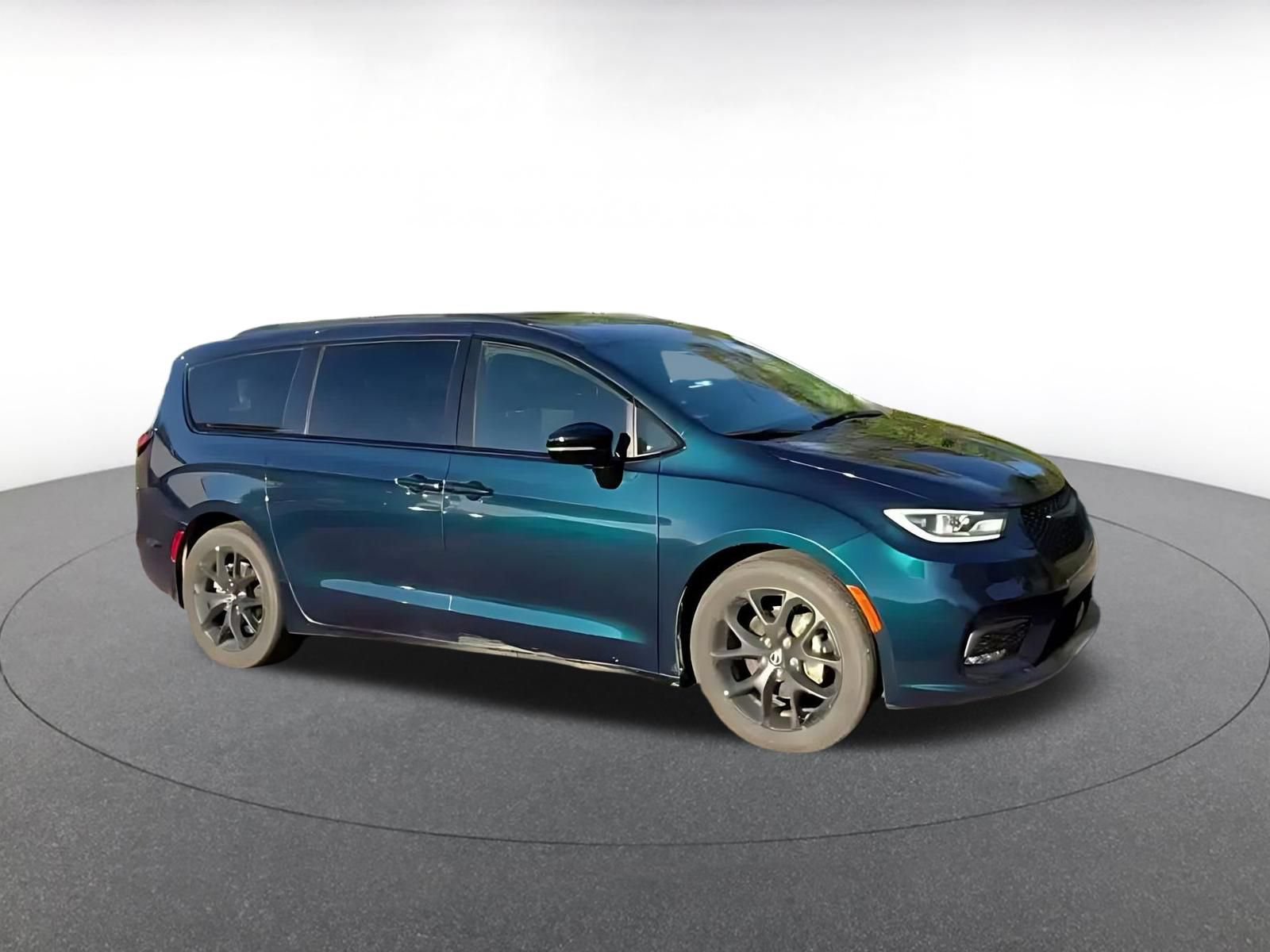 Used 2025 Chrysler Pacifica Limited FWD image 2