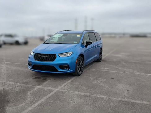 New 2026 Chrysler Pacifica Select image 3