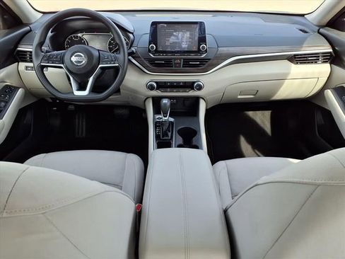 Used 2025 Nissan Altima 2.5 SV image 8