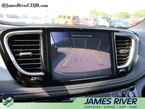 Used 2025 Chrysler Pacifica Limited FWD image 34