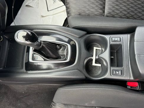 Used 2019 Nissan Rogue SV image 16