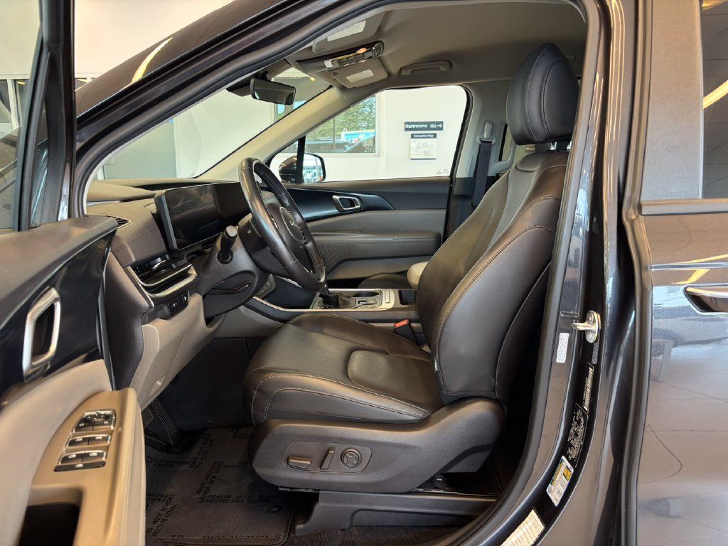 Used 2025 Kia Carnival FWD image 14