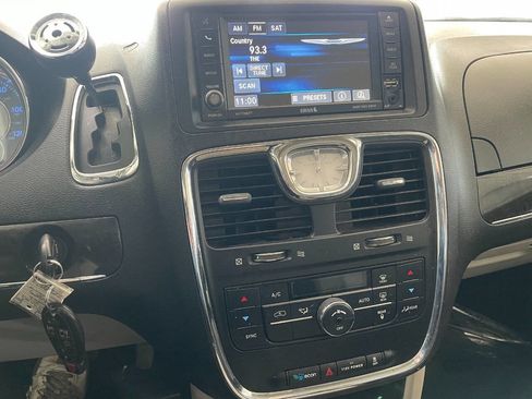 Used 2016 Chrysler Town & Country Touring image 35