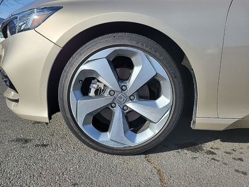 Used 2018 Honda Accord Touring image 9