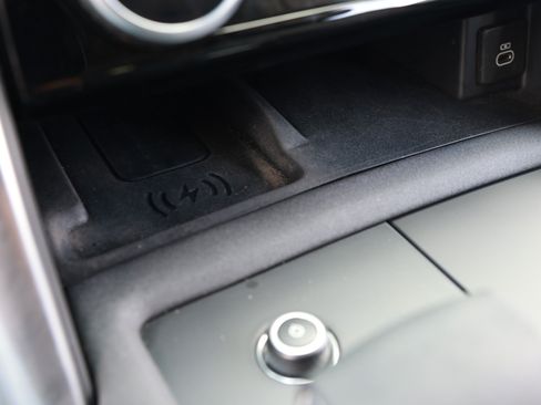 Used 2024 Land Rover Discovery Metropolitan Edition AWD/4WD image 53