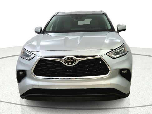 Used 2023 Toyota Highlander XLE AWD/4WD image 2
