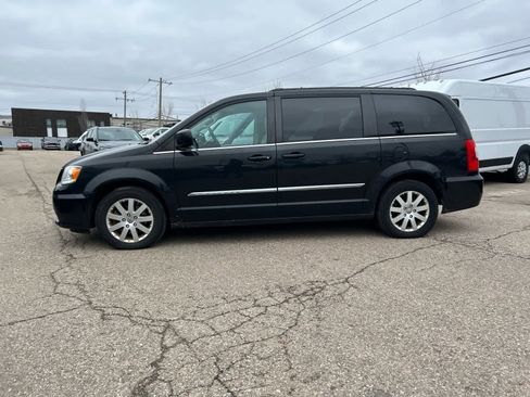 Used 2013 Chrysler Town & Country Touring image 24