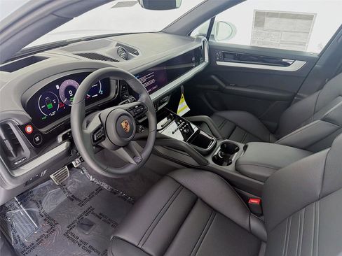 New 2025 Porsche Cayenne E-Hybrid image 4